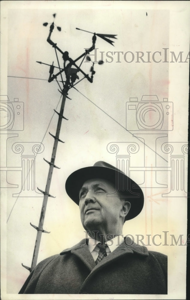 Press Photo Man and weathervane - mjc19401 - Historic Images