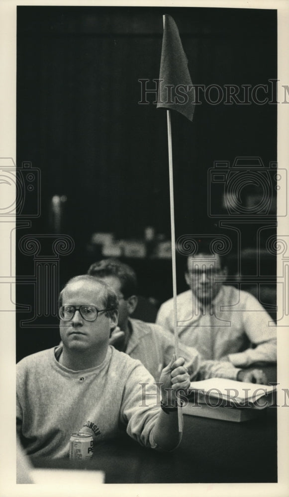 1988 Press Photo John Jarvis, students raises flag for game answer, Milwaukee. - Historic Images