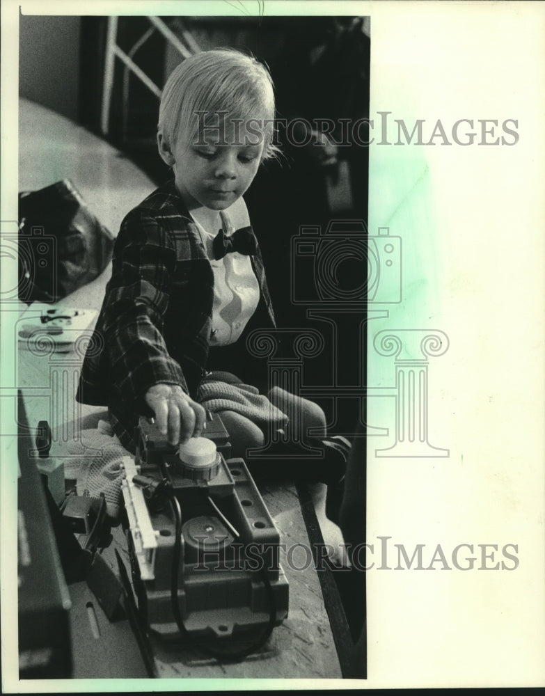 1985 Press Photo Child plays with fire truck at news conference, Milwaukee - Historic Images