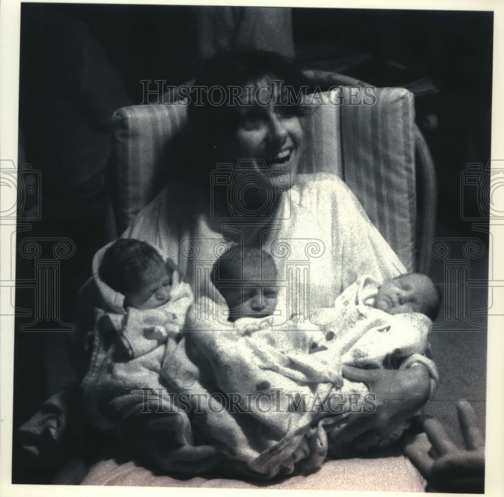 1992 Press Photo Michele Lewis at hospital holding her triplets, California. - Historic Images