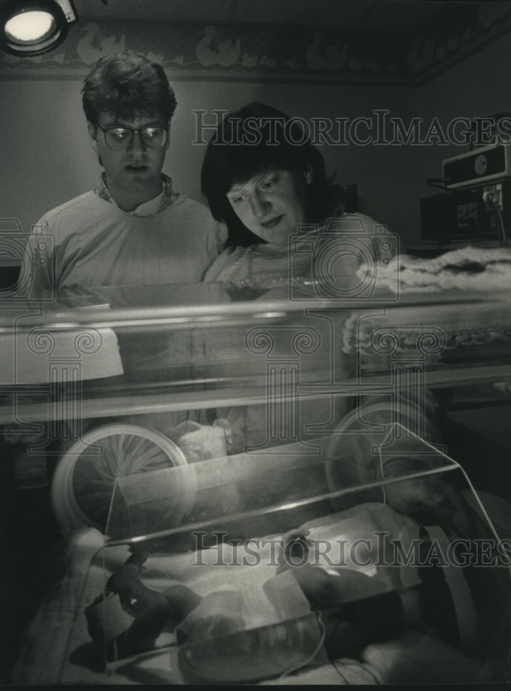 1992 Beth and Tom visit Keegan in neonatal intensive care hospital. - Historic Images