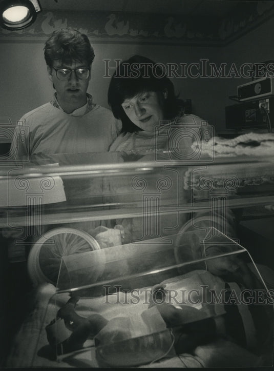 1992 Beth and Tom visit Keegan in neonatal intensive care hospital. - Historic Images