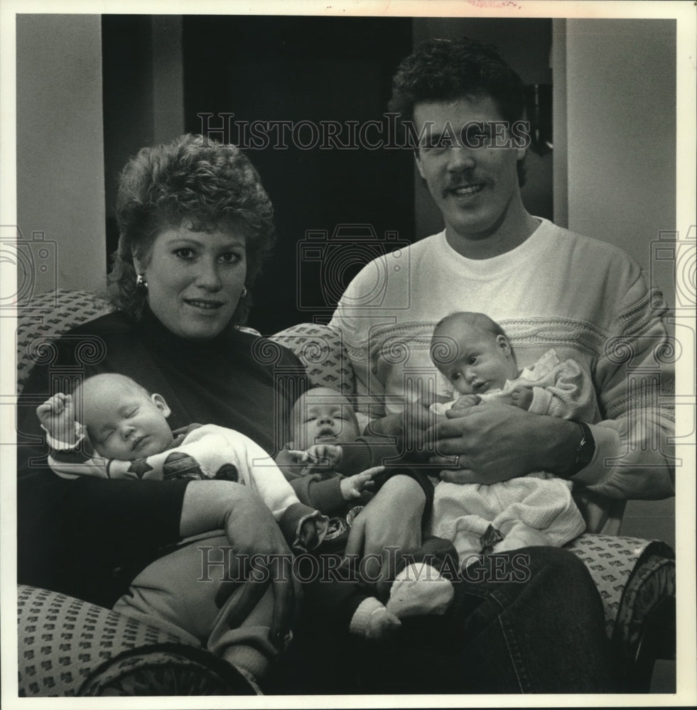 1990 Press Photo Randall and Lori Kau, at home with their triplets, Waukesha. - Historic Images