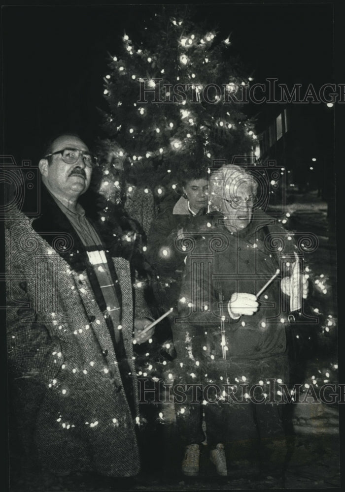 1990 Press Photo Participants Hold Candles and Sing at Trinity Memorial Hospital - Historic Images