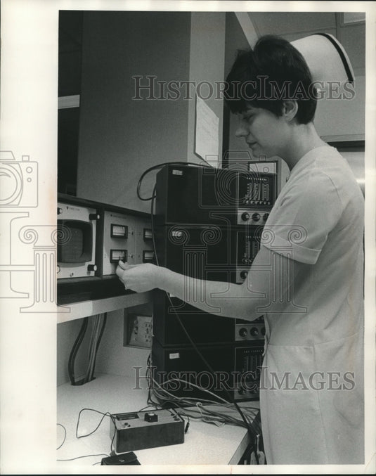 1969 Press Photo Nurse Works With Heart System at Trinity Memorial Hospital - Historic Images