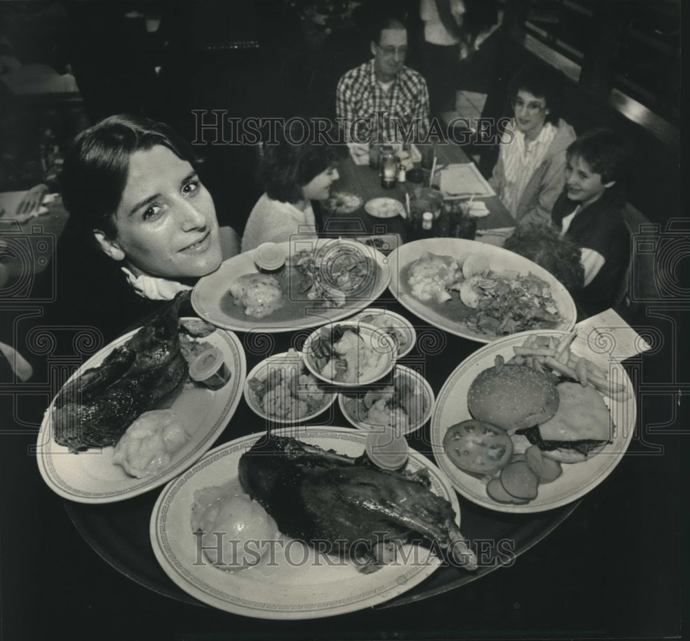 1986 Press Photo Linda Johnson serves food to Kukowski family at Grandma Emma&#39;s - Historic Images