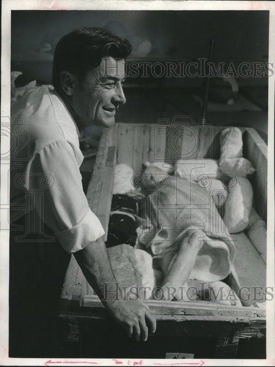 1967, Burhan Tezcan unpacked Turkish art at Milwaukee Art Center - Historic Images