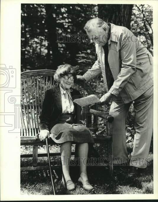 1982 Press Photo Ruth Teuscher & other study birds list at sanctuary, Wisconsin - Historic Images