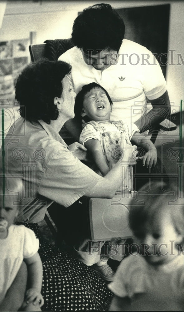 1986 Press Photo Emily Chin cries at University of Wisconsin Milwaukee day care - Historic Images