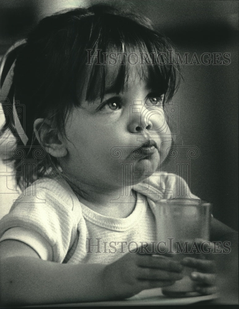 1986 Press Photo Tina Schuett at University of Wisconsin Day Care Center - Historic Images