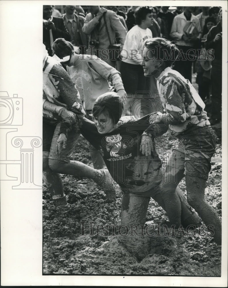 1968 Press Photo Girls in mud at tug of war, University of Wisconsin, Milwaukee - Historic Images