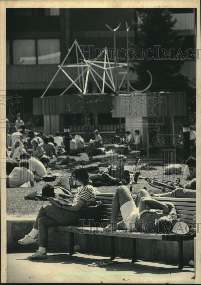 1986 Press Photo Students relax, central mall, University of Wisconsin Milwaukee - Historic Images