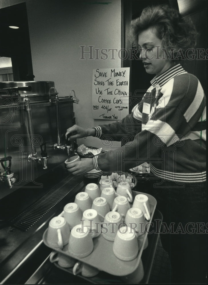 1990 Press Photo Jennifer Krueger gets coffee, University of Wisconsin Milwaukee - Historic Images