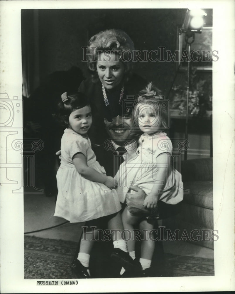 1971 Press Photo King Hussein &amp; Queen Muna of Jordan &amp; family in London - Historic Images