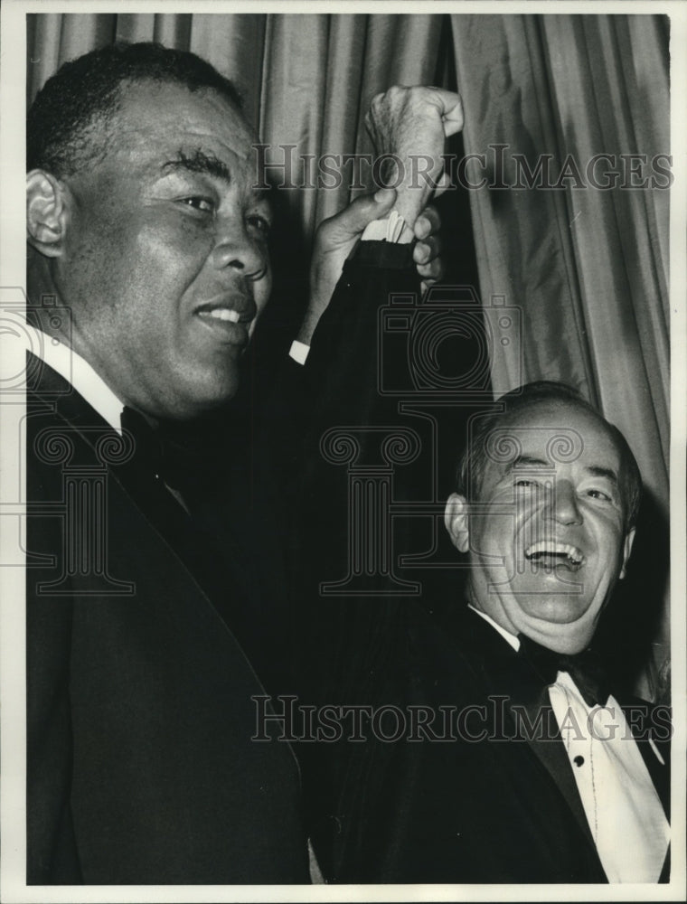 1968 Press Photo Hubert Humphrey has the support of boxer Joe Louis in New York- Historic Images