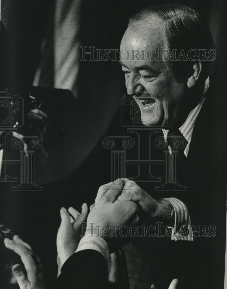 1972 Press Photo Senator Humphrey shakes hands of supporters at headquarters - Historic Images