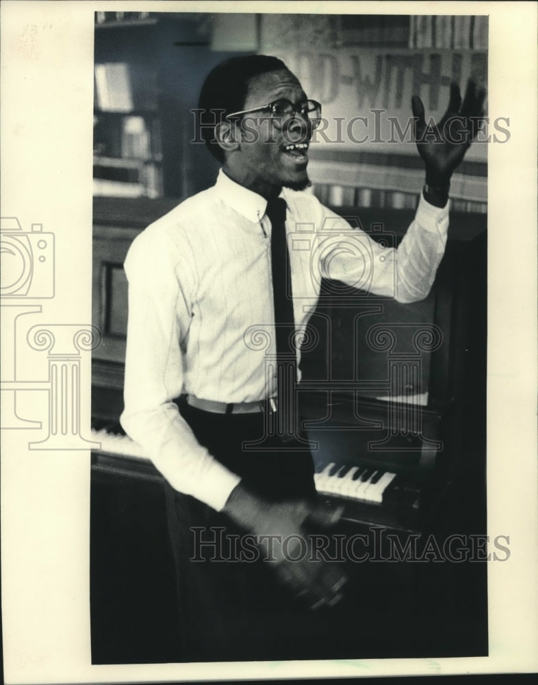 1985 Press Photo Volunteer Chris Tillman of Milwaukee teaches choir - mjc19579 - Historic Images