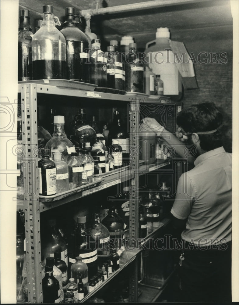 1986 Press Photo David Melitz in chemical vault in Lapham Hall, UW-Milwaukee - Historic Images
