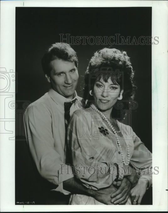 1987 Press Photo Ed O'Neill and Katey Sagal star in "Married...With Children." - Historic Images