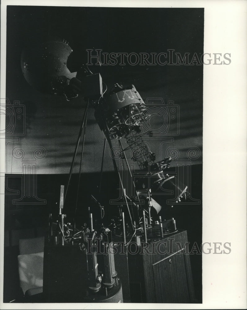 1973 Press Photo Inside University of Wisconsin-Milwaukee&#39;s Planetarium - Historic Images