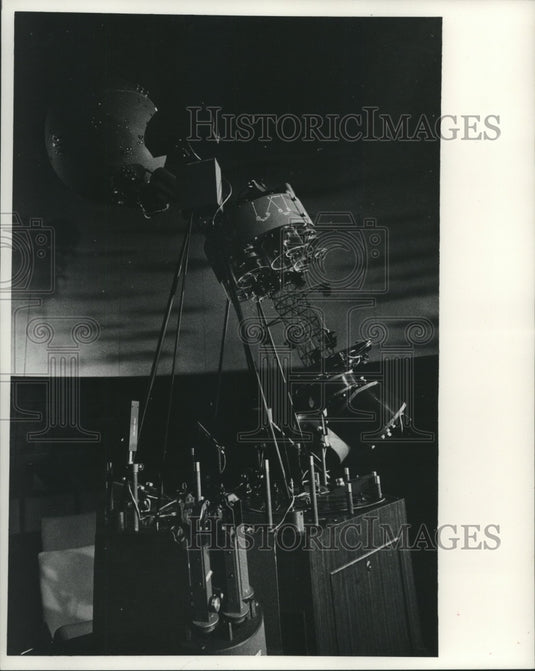 1973 Press Photo Inside University of Wisconsin-Milwaukee's Planetarium - Historic Images