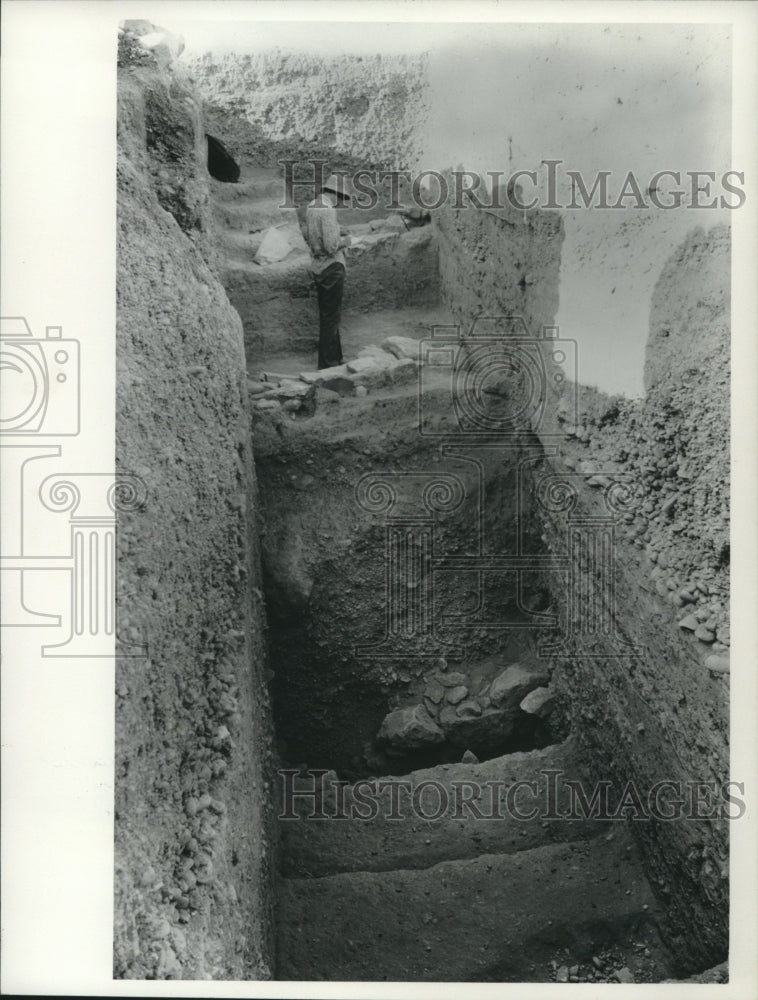 1974 Press Photo Archaeologist with warrior&#39;s skeleton found in Syria-Historic Images