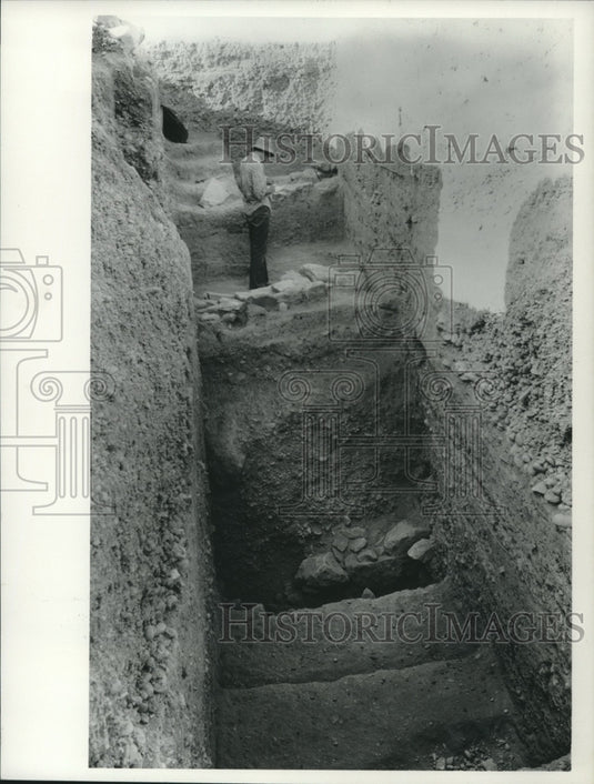 1974 Press Photo Archaeologist with warrior's skeleton found in Syria-Historic Images
