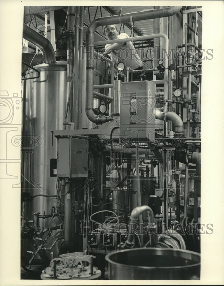 1985 Press Photo Universal Foods Engineer Darryl Niemiec Checks Out Fermenter - Historic Images
