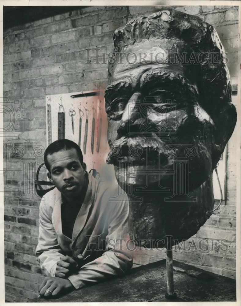 1963 Press Photo Milwaukee sculptor William Anderson &amp; his sculpture - mjc19754 - Historic Images