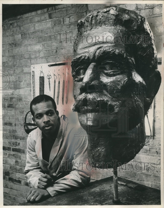 1963 Press Photo Milwaukee sculptor William Anderson & his sculpture - mjc19754 - Historic Images