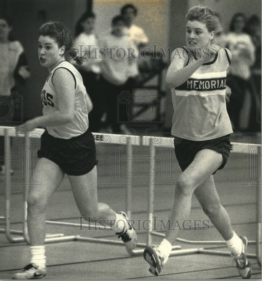 1992 Press Photo Jennie Mathews & Kathy Klar compete hurdles, Waukesha - Historic Images