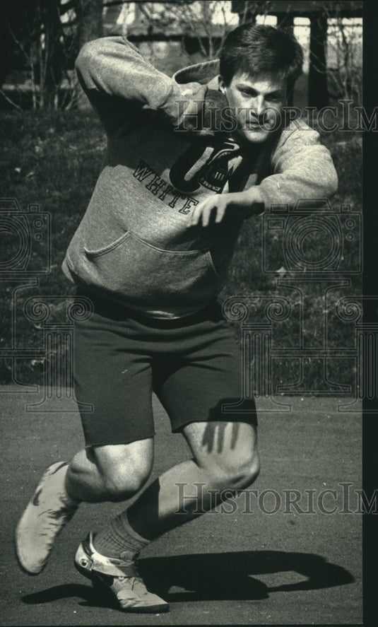 1990 Press Photo Tom Kult launching the shotput at Catholic Memorial, Waukesha - Historic Images