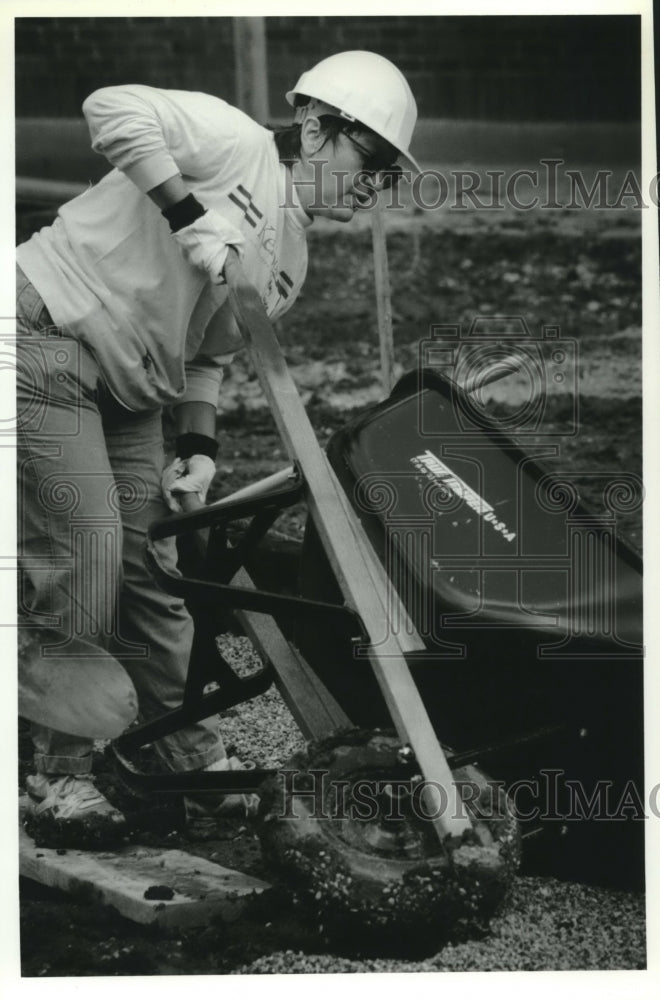 1994 Press Photo Volunteer at United Way of Greater Milwaukee&#39;s Day of Caring - Historic Images