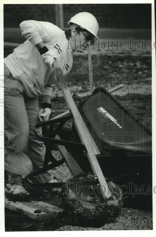 1994 Press Photo Volunteer at United Way of Greater Milwaukee's Day of Caring - Historic Images