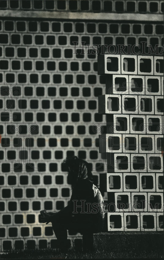 1989 Press Photo Person at Milwaukee County Detention Center, Wisconsin - Historic Images