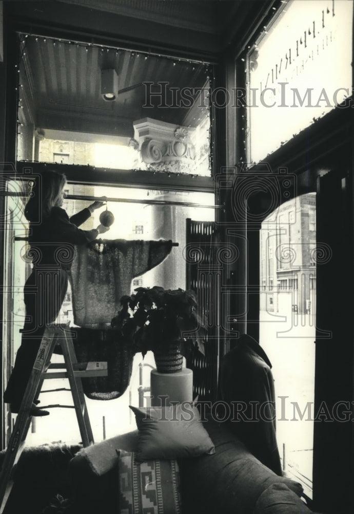 1990 Press Photo JoAnne Daley Decorates Window of Old Third Ward Shop, Wisconsin - Historic Images