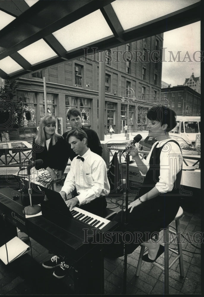 1992 Press Photo Kay Steifel and Jack Wilson Provide Music at Third Ward - Historic Images