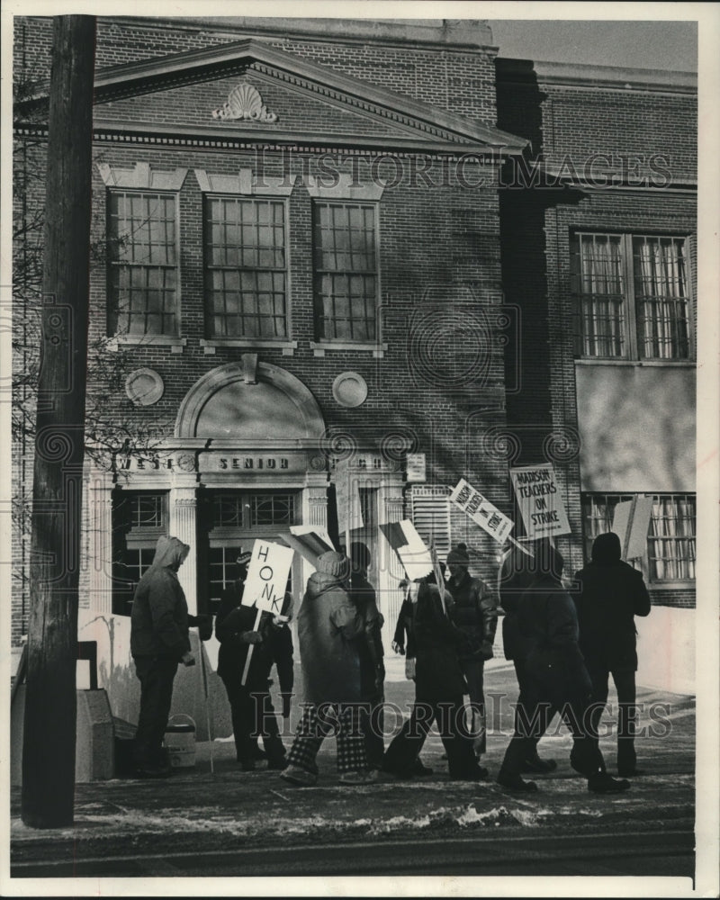 1976 Press Photo Picketing teachers striking in front of Madison High, Wisconsin - Historic Images