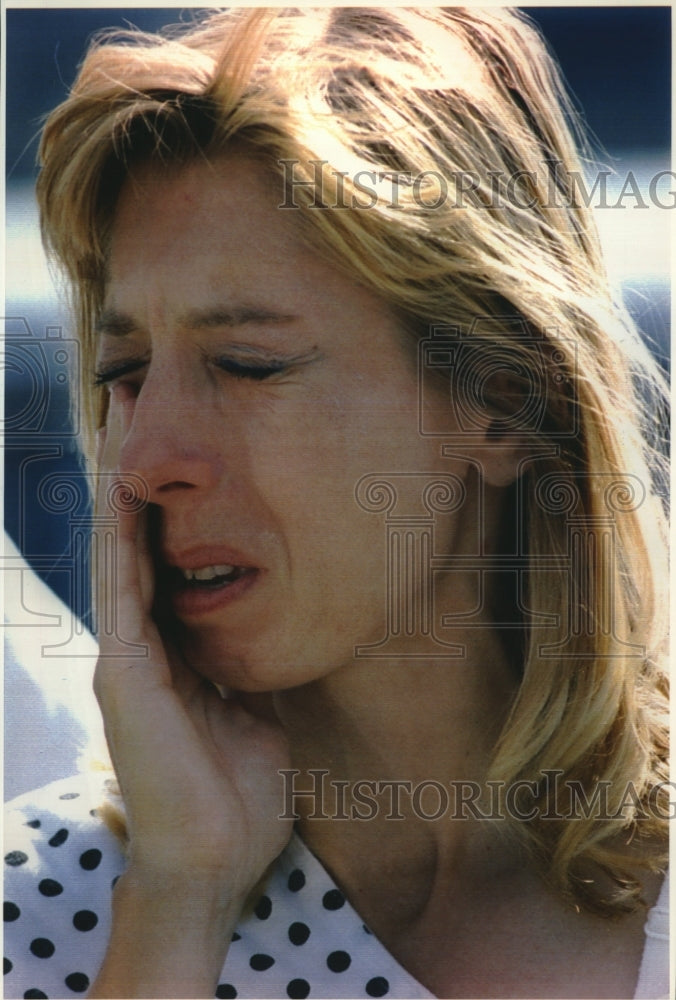 1993 Press Photo Diana Graves, reacting to McDonald's shooting after driving by. - Historic Images