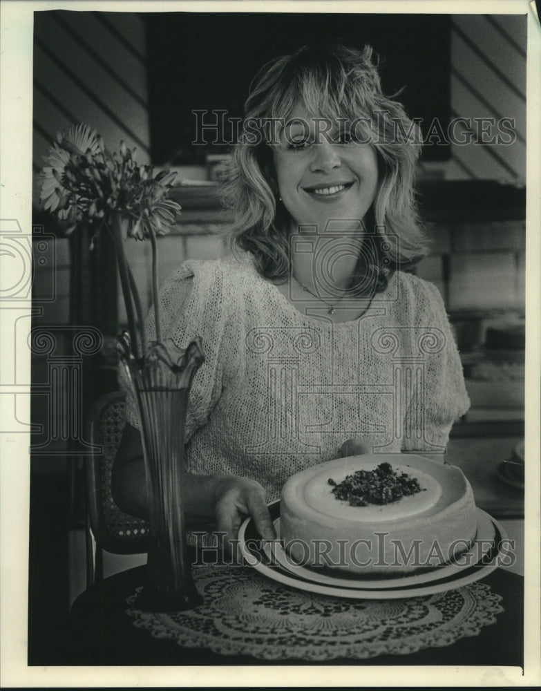 1984, Suzie Strothmann &amp; a amaretto flavored cheesecake at her shop - Historic Images