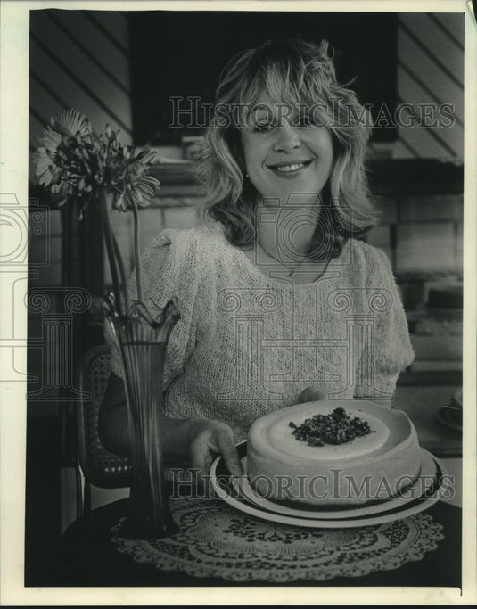 1984, Suzie Strothmann & a amaretto flavored cheesecake at her shop - Historic Images