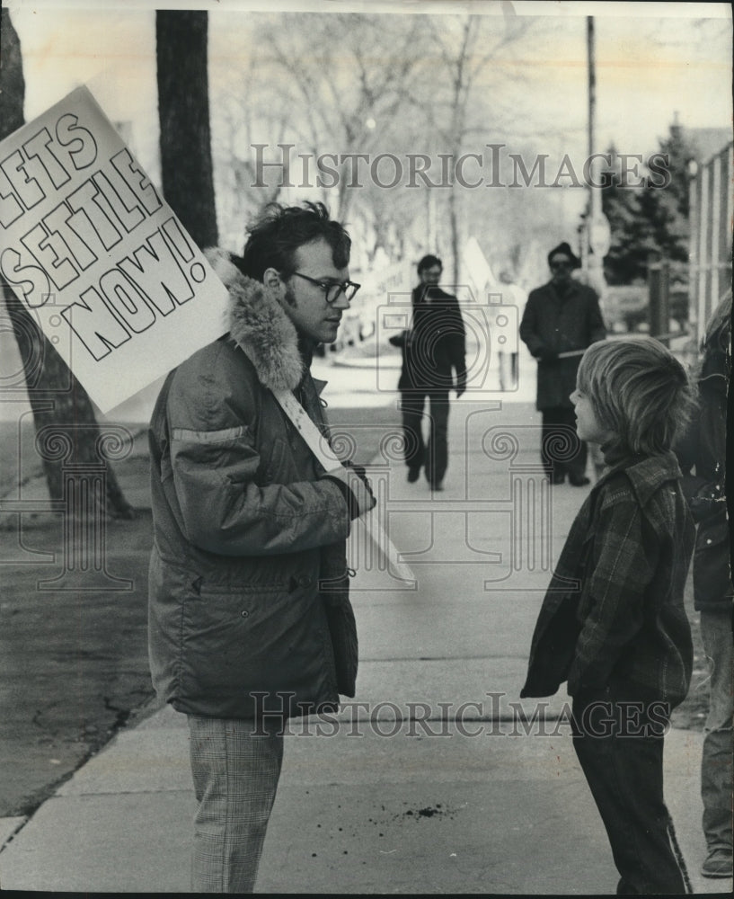 1977 Youngster Discusses Strike With Picketing Teacher in Milwaukee - Historic Images