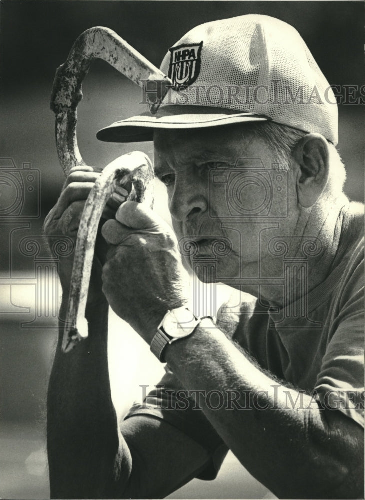 Press Photo Man pitching horse shoes - mjc19886 - Historic Images