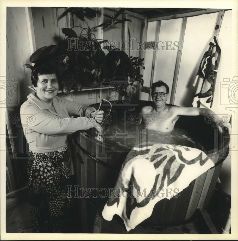 1979 Press Photo Frances Gramling Checks Water Temperature While Edwin Relaxes - Historic Images