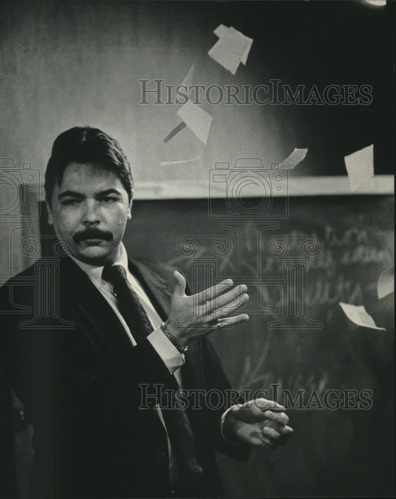 1984 Press Photo Social worker Dan Vega rips paper to show typical male anger - Historic Images