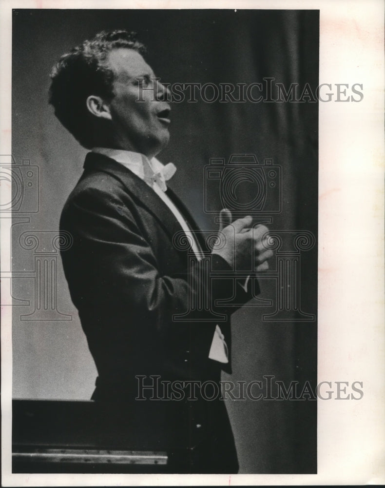 1962 Press Photo Baritone Theodor Uppman sang at the Shorewood auditorium - Historic Images