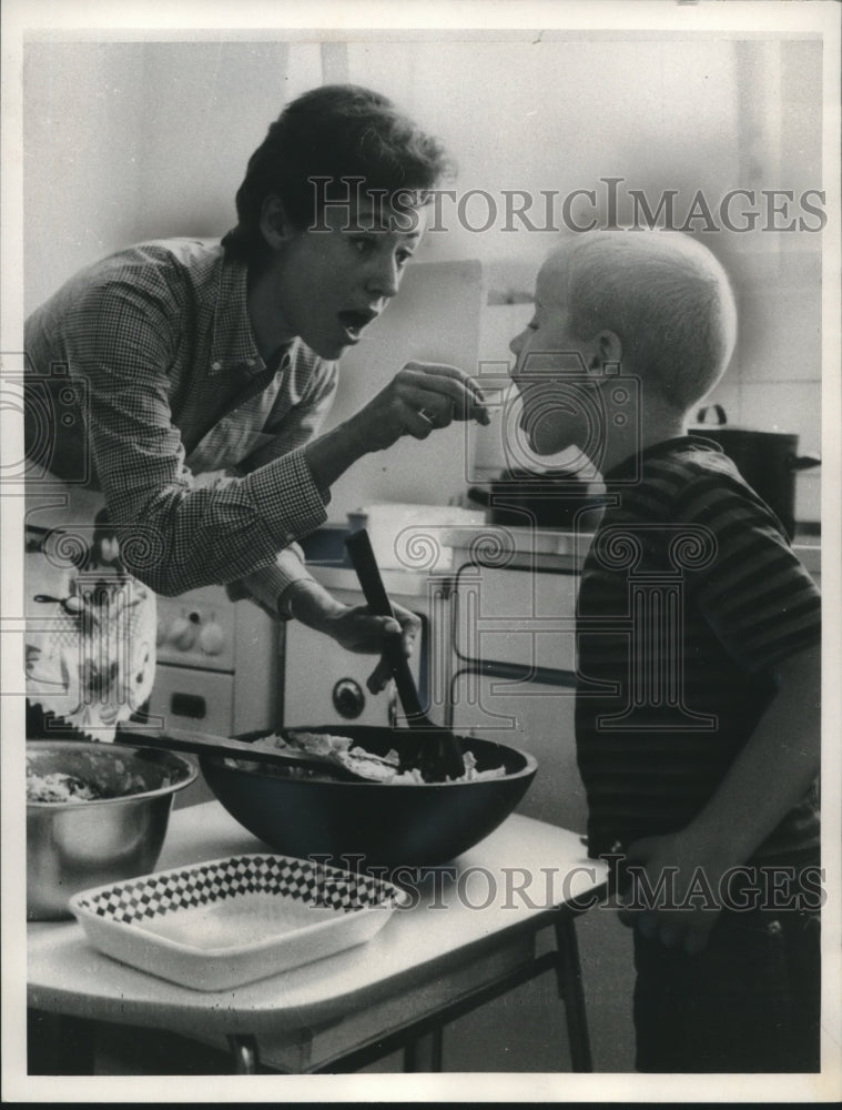 1965 Press Photo Caterina Valente gives son, Eric von Aro, jr., a taste of salad - Historic Images