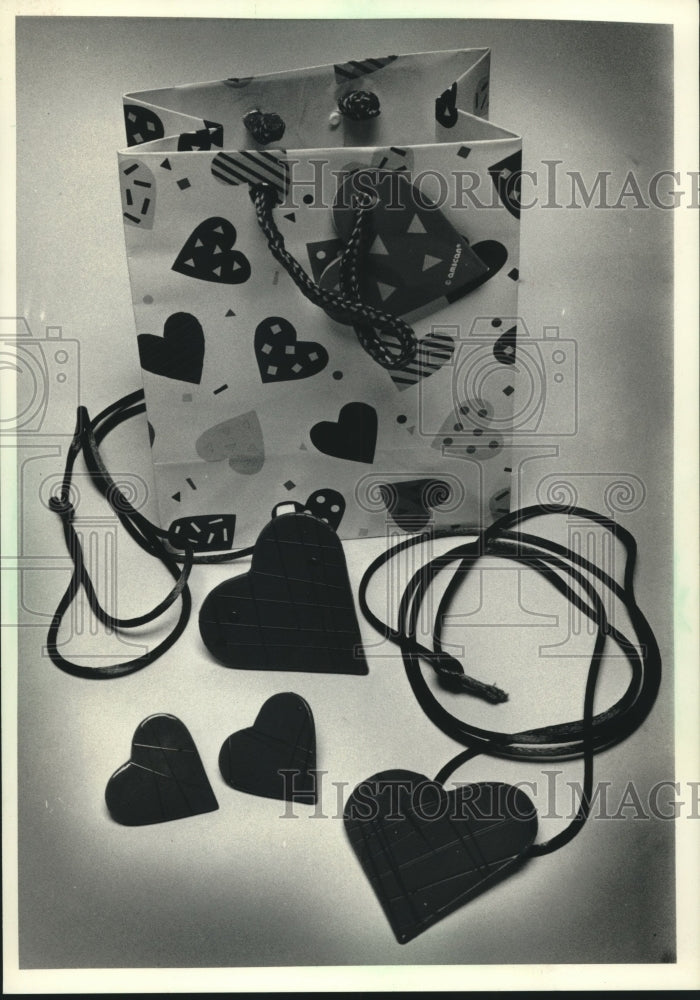 1991 Press Photo Porcelain jewelry by Karla Jordan Kollections Ltd, Valentines - Historic Images