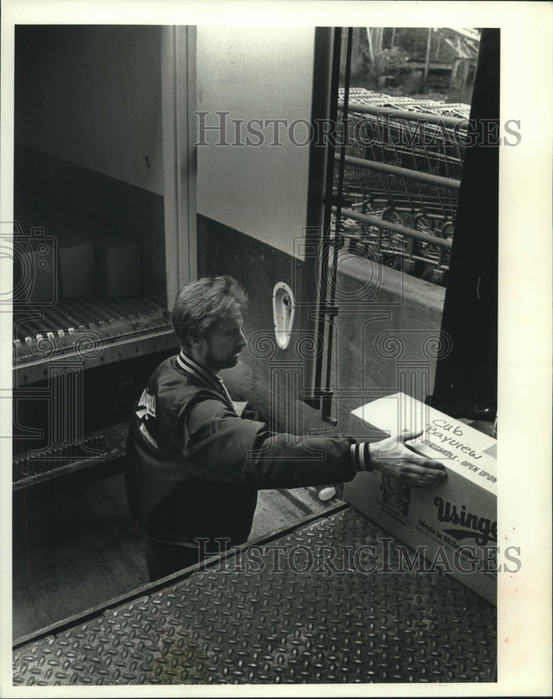 1990 Press Photo Jerry Nabolny loads truck at Cub Foods store in Bay View - Historic Images