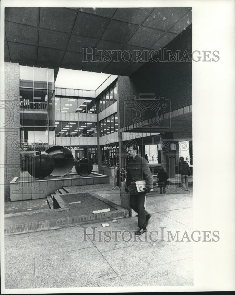 1971 Press Photo People Walk Outside University of Wisconsin-Milwaukee Library-Historic Images